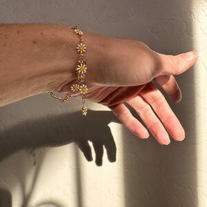 Daisy chain bracelet with carabiner style clasp